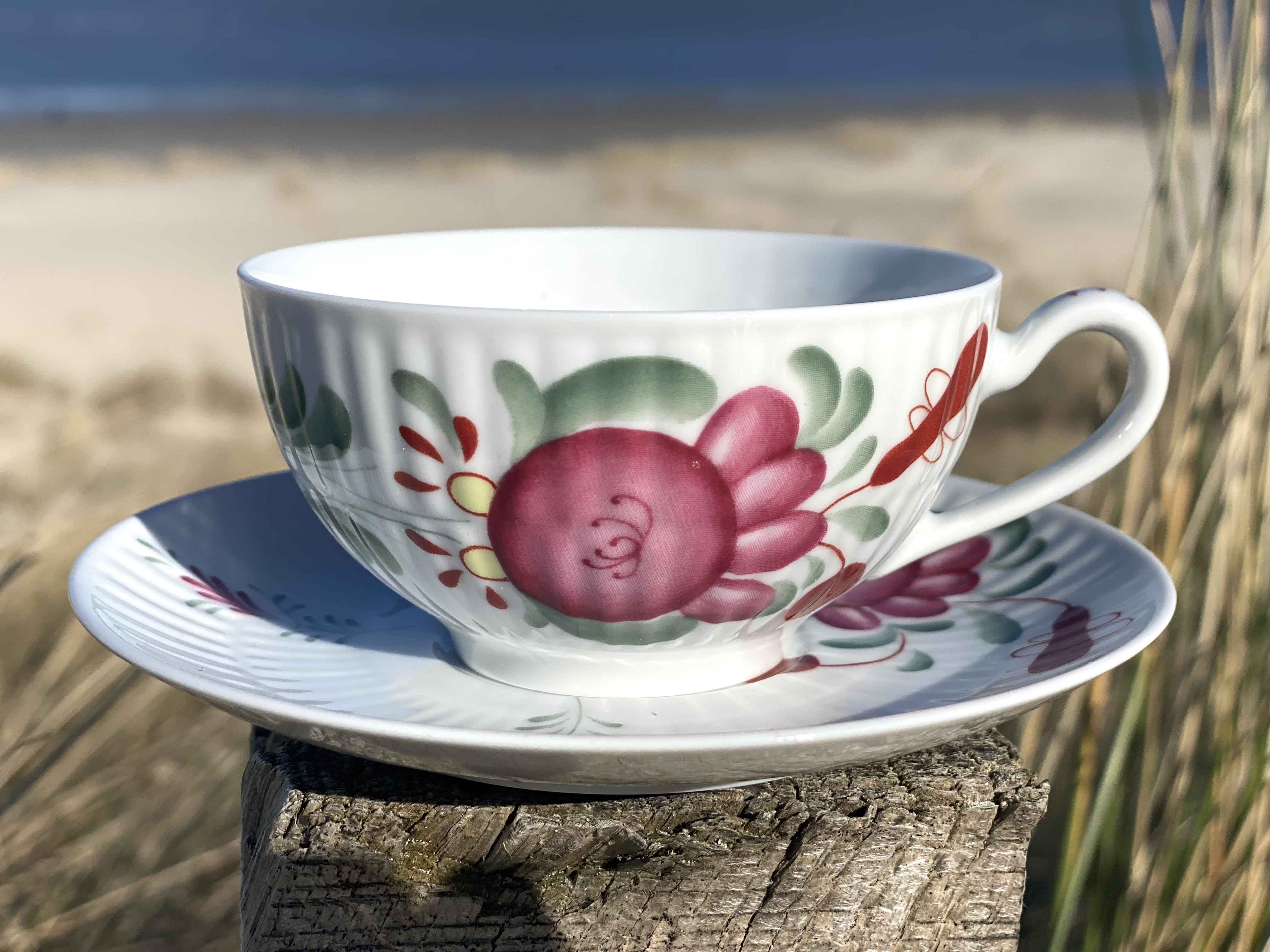 Teetasse und untere "Ostfriesenrose"